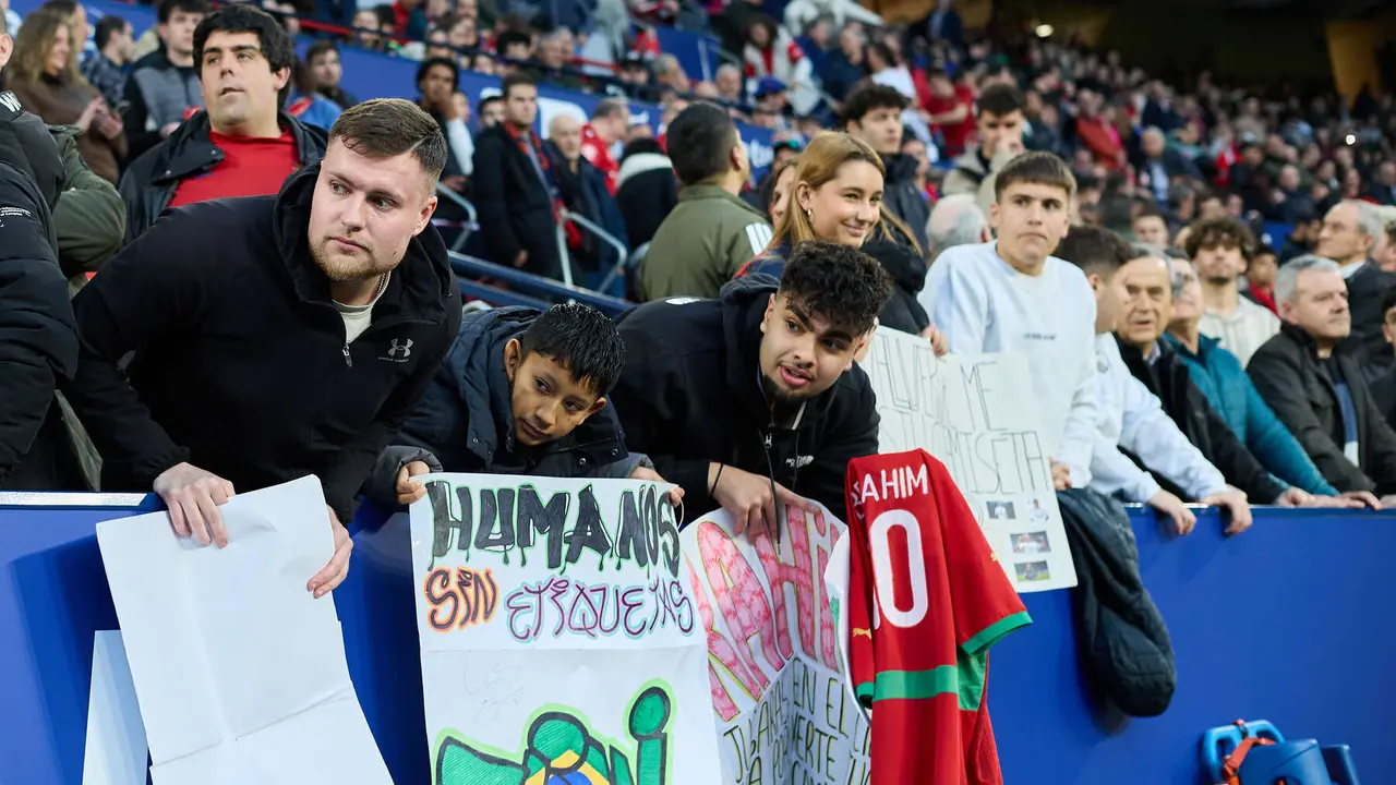 La grada del estadio de El Sadar durante el partido de La Liga EA Sports entre CA Osasuna y Real Madrid CF disputado en Pamplona. I&Ntilde;IGO ALZUGARAY
