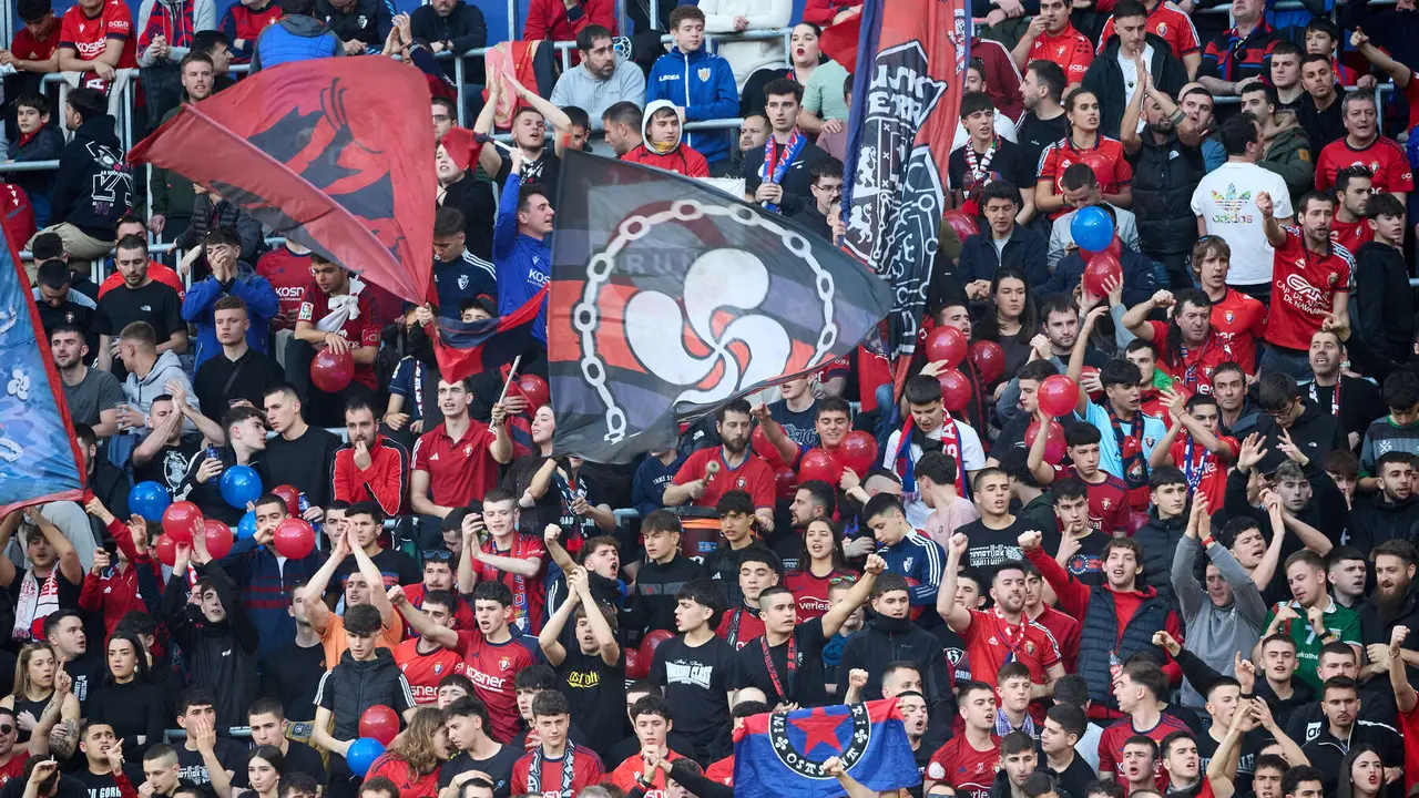 La grada del estadio de El Sadar durante el partido de La Liga EA Sports entre CA Osasuna y Real Madrid CF disputado en Pamplona. I&Ntilde;IGO ALZUGARAY