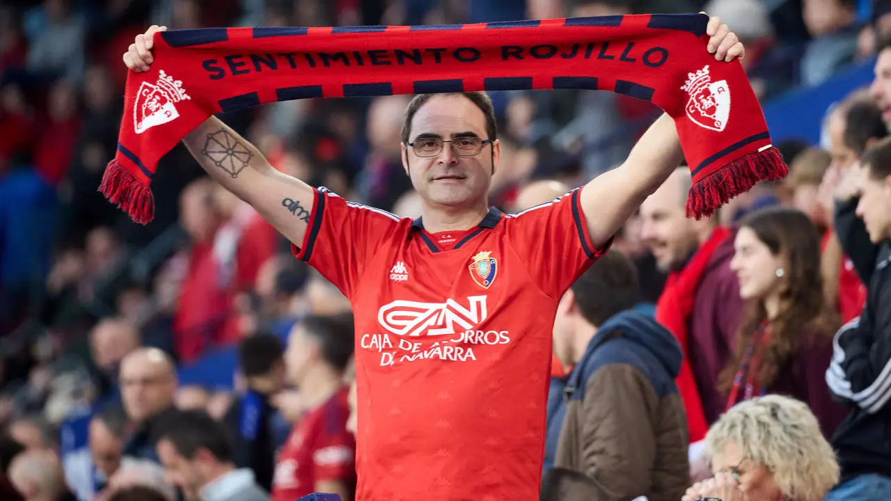 La grada del estadio de El Sadar durante el partido de La Liga EA Sports entre CA Osasuna y Real Madrid CF disputado en Pamplona. I&Ntilde;IGO ALZUGARAY