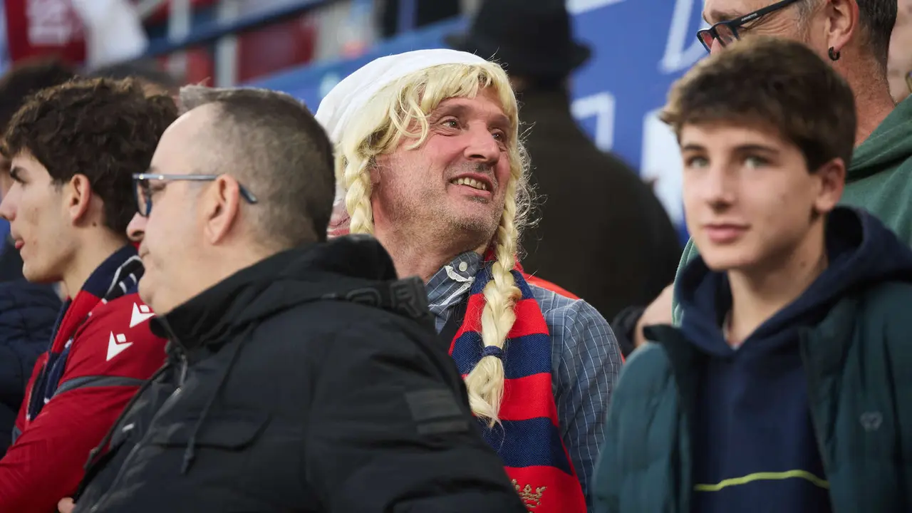 La grada del estadio de El Sadar durante el partido de La Liga EA Sports entre CA Osasuna y Real Madrid CF disputado en Pamplona. I&Ntilde;IGO ALZUGARAY