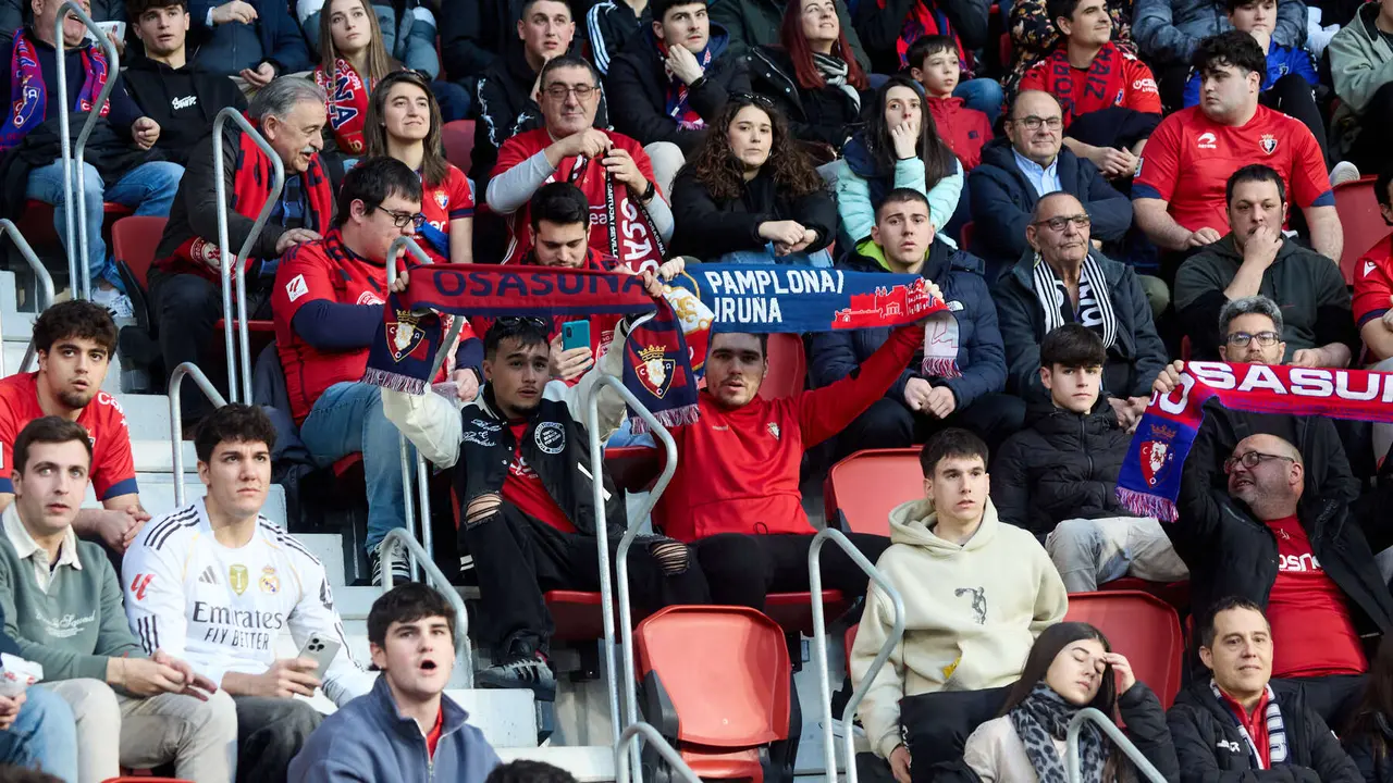 La grada del estadio de El Sadar durante el partido de La Liga EA Sports entre CA Osasuna y Real Madrid CF disputado en Pamplona. I&Ntilde;IGO ALZUGARAY