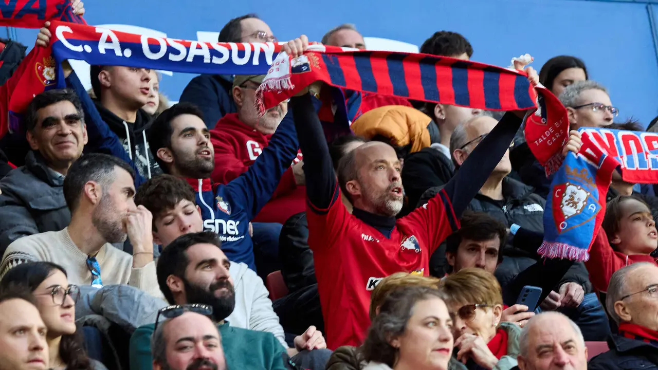 La grada del estadio de El Sadar durante el partido de La Liga EA Sports entre CA Osasuna y Real Madrid CF disputado en Pamplona. I&Ntilde;IGO ALZUGARAY