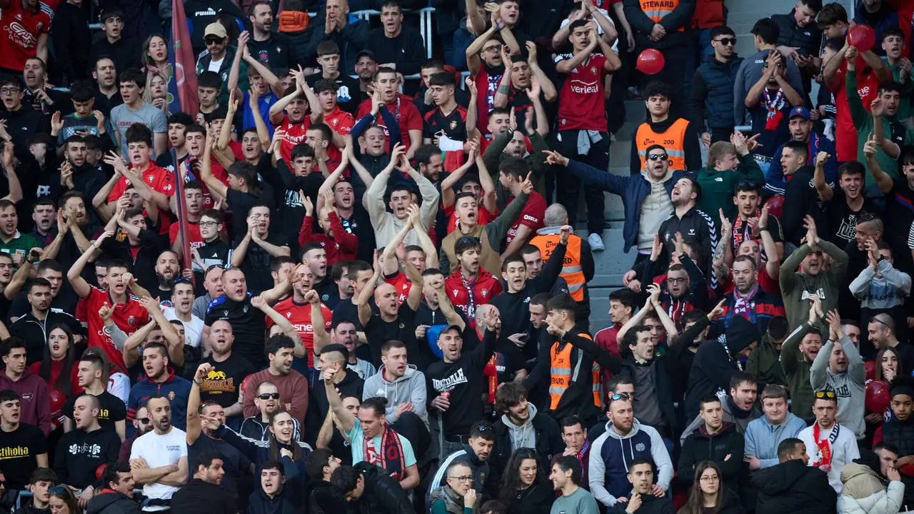 La grada del estadio de El Sadar durante el partido de La Liga EA Sports entre CA Osasuna y Real Madrid CF disputado en Pamplona. I&Ntilde;IGO ALZUGARAY