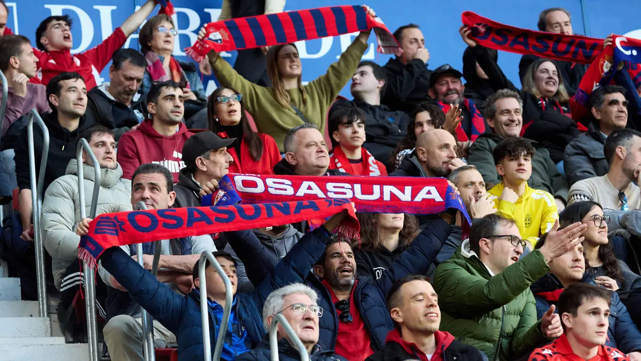 La grada del estadio de El Sadar durante el partido de La Liga EA Sports entre CA Osasuna y Real Madrid CF disputado en Pamplona. I&Ntilde;IGO ALZUGARAY