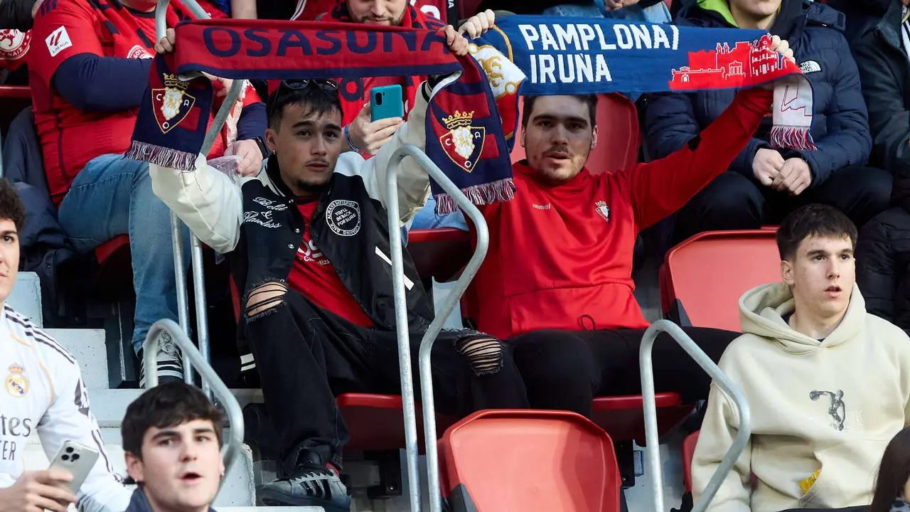 La grada del estadio de El Sadar durante el partido de La Liga EA Sports entre CA Osasuna y Real Madrid CF disputado en Pamplona. I&Ntilde;IGO ALZUGARAY
