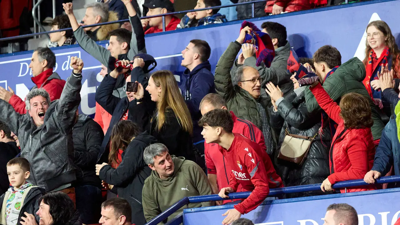 La grada del estadio de El Sadar durante el partido de La Liga EA Sports entre CA Osasuna y Real Madrid CF disputado en Pamplona. I&Ntilde;IGO ALZUGARAY