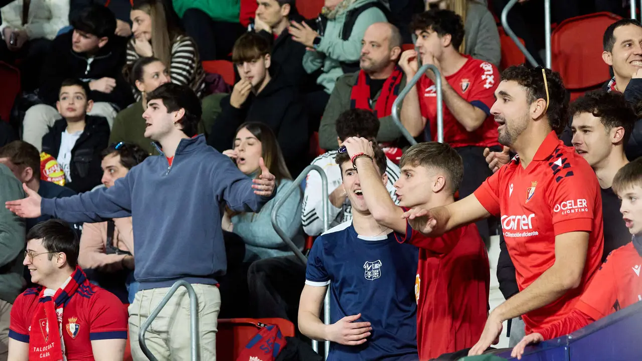 La grada del estadio de El Sadar durante el partido de La Liga EA Sports entre CA Osasuna y Real Madrid CF disputado en Pamplona. I&Ntilde;IGO ALZUGARAY