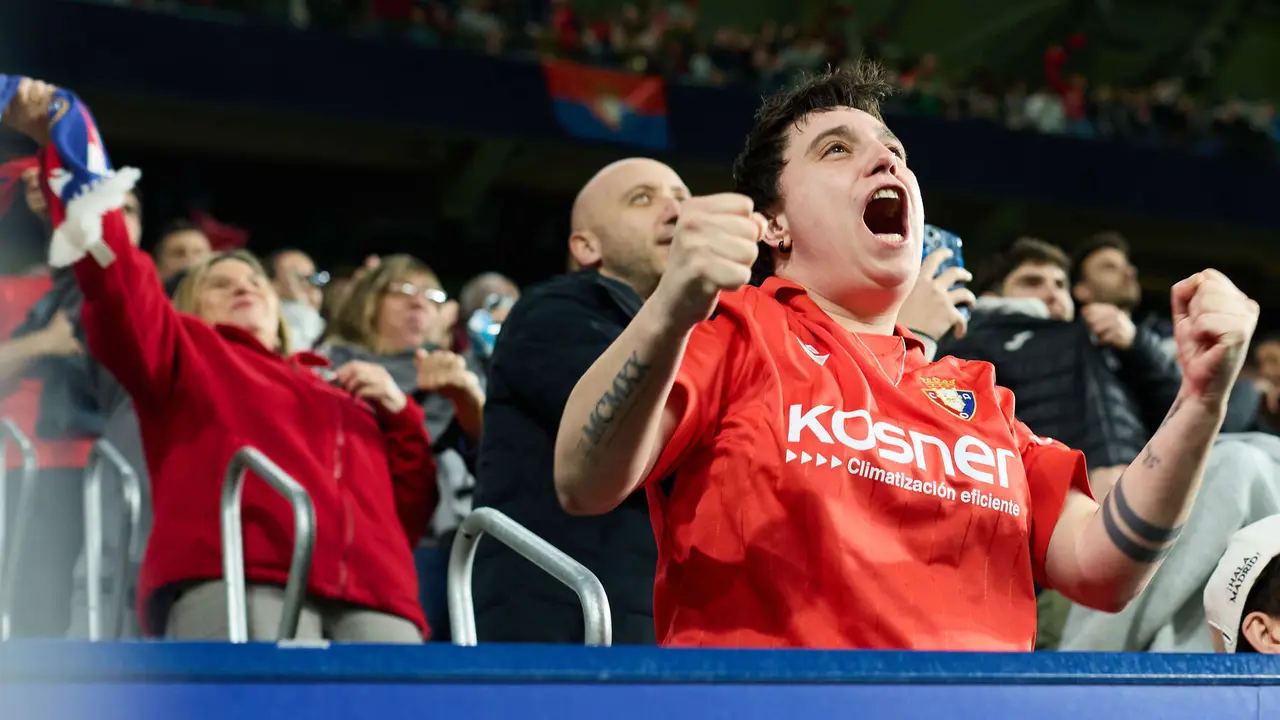La grada del estadio de El Sadar durante el partido de La Liga EA Sports entre CA Osasuna y Real Madrid CF disputado en Pamplona. I&Ntilde;IGO ALZUGARAY