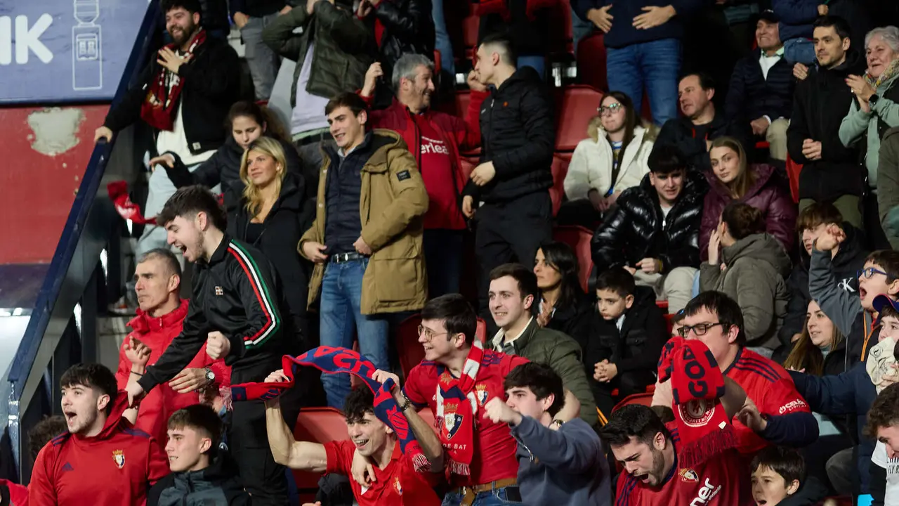 La grada del estadio de El Sadar durante el partido de La Liga EA Sports entre CA Osasuna y Real Madrid CF disputado en Pamplona. I&Ntilde;IGO ALZUGARAY