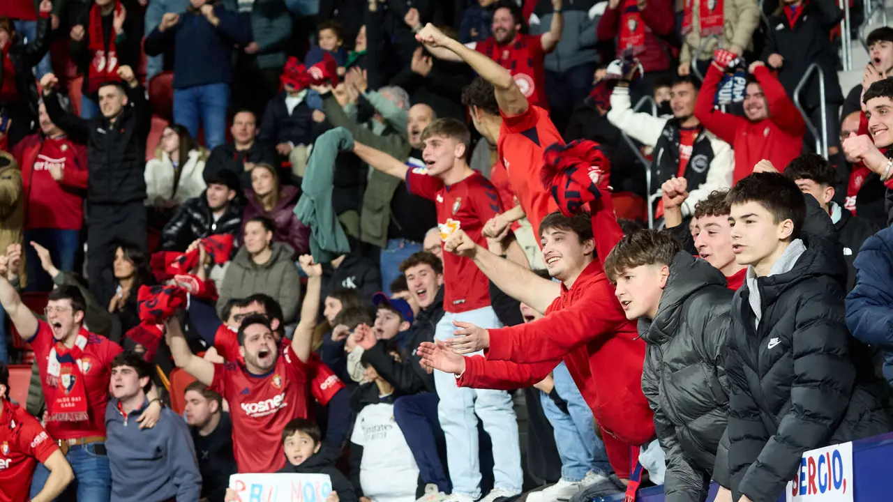 La grada del estadio de El Sadar durante el partido de La Liga EA Sports entre CA Osasuna y Real Madrid CF disputado en Pamplona. I&Ntilde;IGO ALZUGARAY