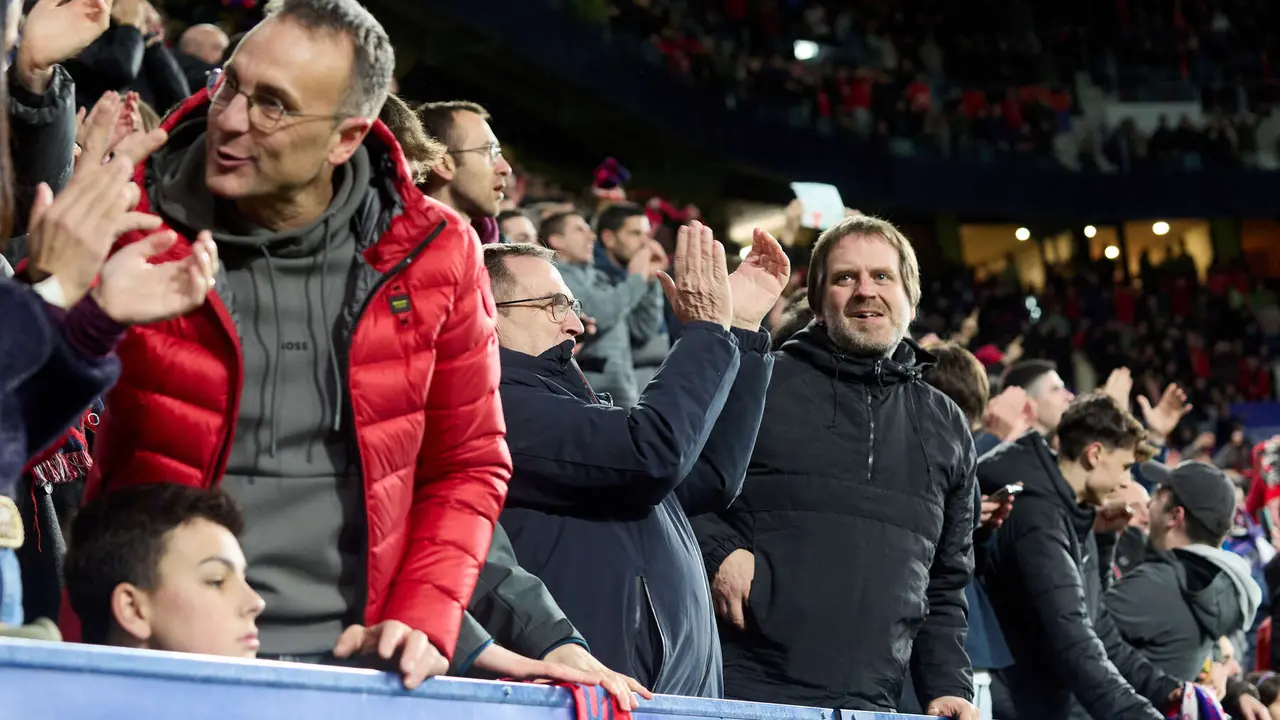 La grada del estadio de El Sadar durante el partido de La Liga EA Sports entre CA Osasuna y Real Madrid CF disputado en Pamplona. I&Ntilde;IGO ALZUGARAY