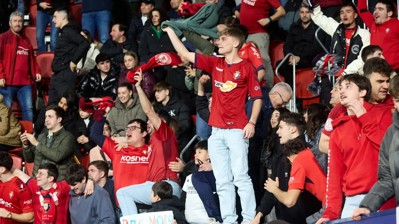 La grada del estadio de El Sadar durante el partido de La Liga EA Sports entre CA Osasuna y Real Madrid CF disputado en Pamplona. I&Ntilde;IGO ALZUGARAY