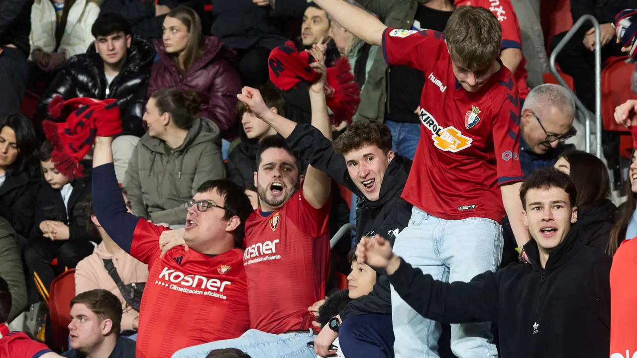 La grada del estadio de El Sadar durante el partido de La Liga EA Sports entre CA Osasuna y Real Madrid CF disputado en Pamplona. I&Ntilde;IGO ALZUGARAY