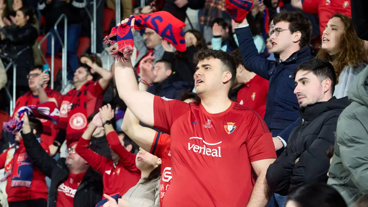 La grada del estadio de El Sadar durante el partido de La Liga EA Sports entre CA Osasuna y Real Madrid CF disputado en Pamplona. I&Ntilde;IGO ALZUGARAY