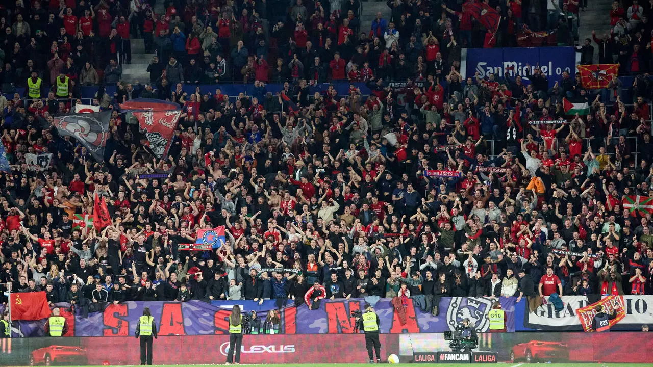 La grada del estadio de El Sadar durante el partido de La Liga EA Sports entre CA Osasuna y Real Madrid CF disputado en Pamplona. I&Ntilde;IGO ALZUGARAY