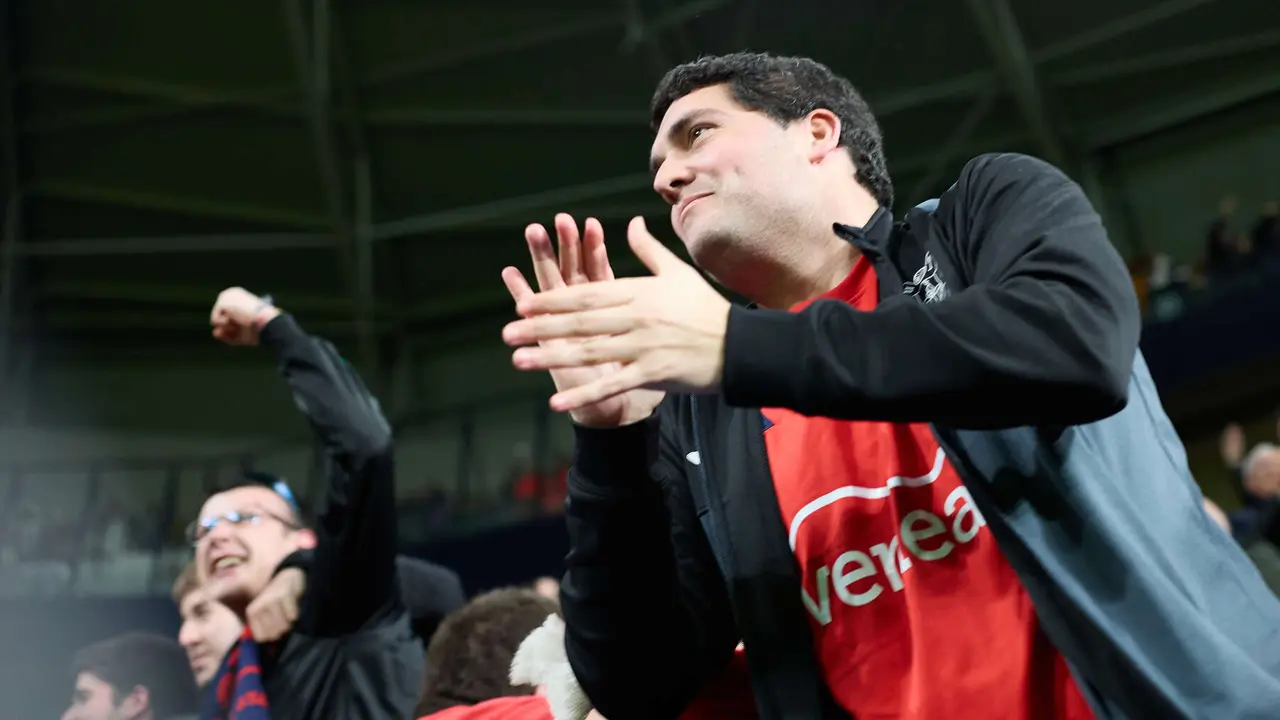 La grada del estadio de El Sadar durante el partido de La Liga EA Sports entre CA Osasuna y Real Madrid CF disputado en Pamplona. I&Ntilde;IGO ALZUGARAY