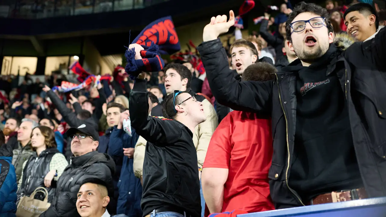 La grada del estadio de El Sadar durante el partido de La Liga EA Sports entre CA Osasuna y Real Madrid CF disputado en Pamplona. I&Ntilde;IGO ALZUGARAY