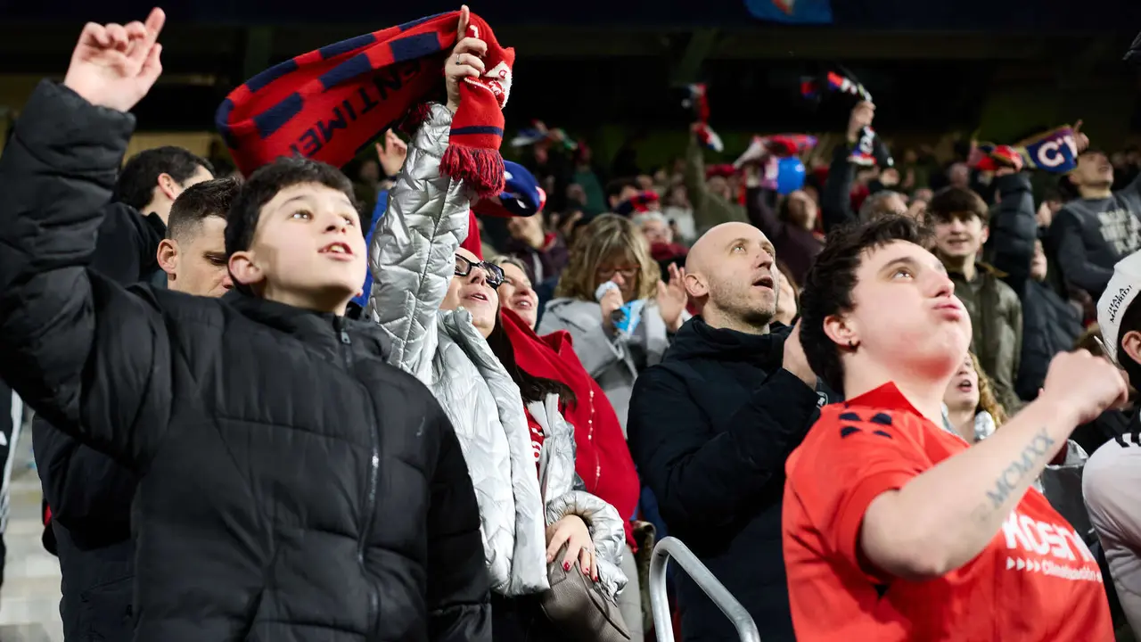 La grada del estadio de El Sadar durante el partido de La Liga EA Sports entre CA Osasuna y Real Madrid CF disputado en Pamplona. I&Ntilde;IGO ALZUGARAY