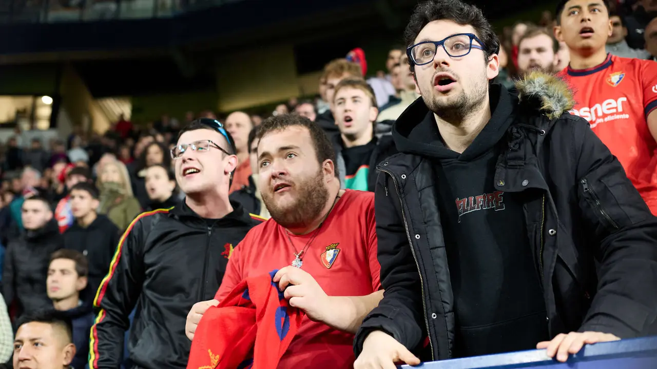 La grada del estadio de El Sadar durante el partido de La Liga EA Sports entre CA Osasuna y Real Madrid CF disputado en Pamplona. I&Ntilde;IGO ALZUGARAY