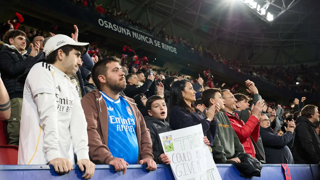 La grada del estadio de El Sadar durante el partido de La Liga EA Sports entre CA Osasuna y Real Madrid CF disputado en Pamplona. I&Ntilde;IGO ALZUGARAY