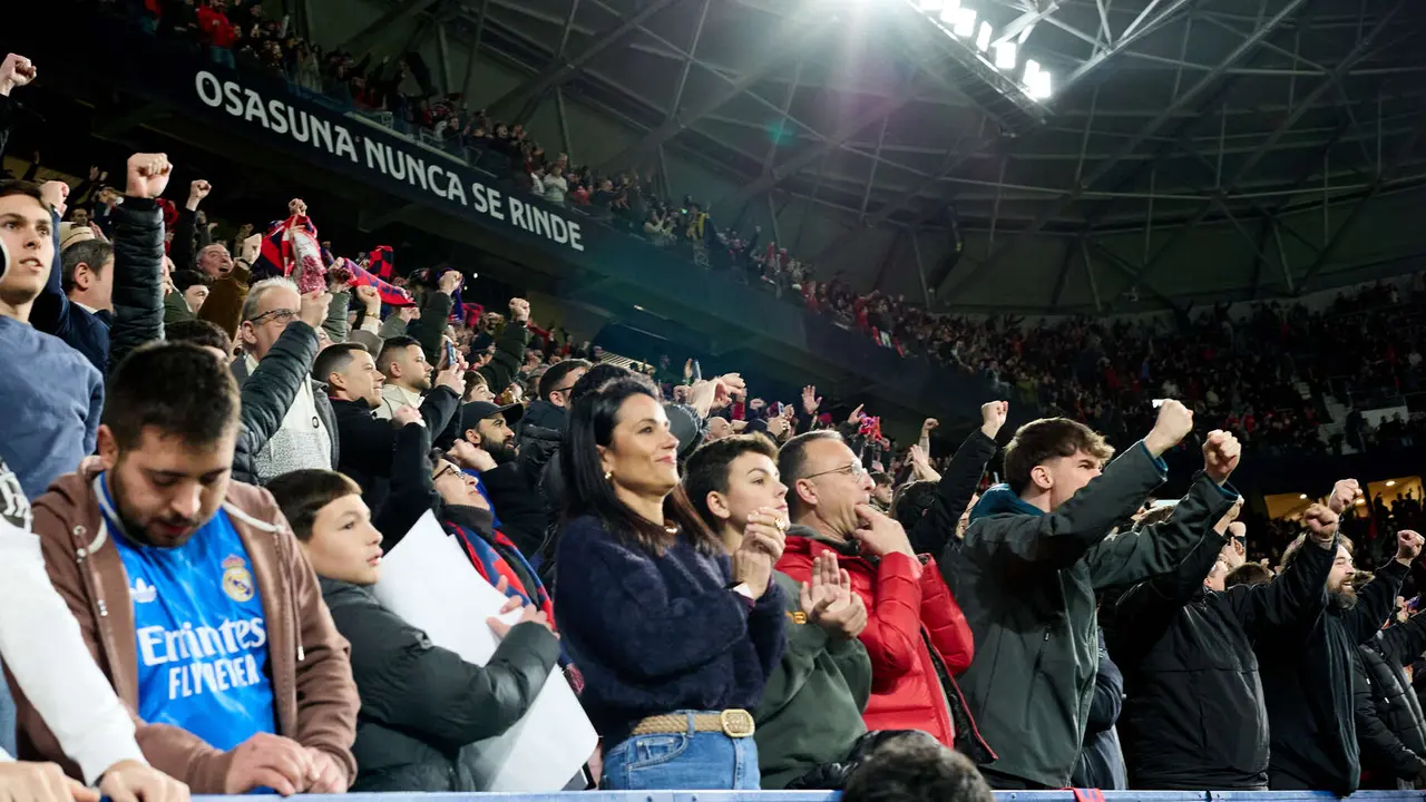 La grada del estadio de El Sadar durante el partido de La Liga EA Sports entre CA Osasuna y Real Madrid CF disputado en Pamplona. I&Ntilde;IGO ALZUGARAY