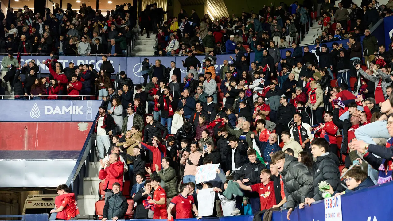 La grada del estadio de El Sadar durante el partido de La Liga EA Sports entre CA Osasuna y Real Madrid CF disputado en Pamplona. I&Ntilde;IGO ALZUGARAY