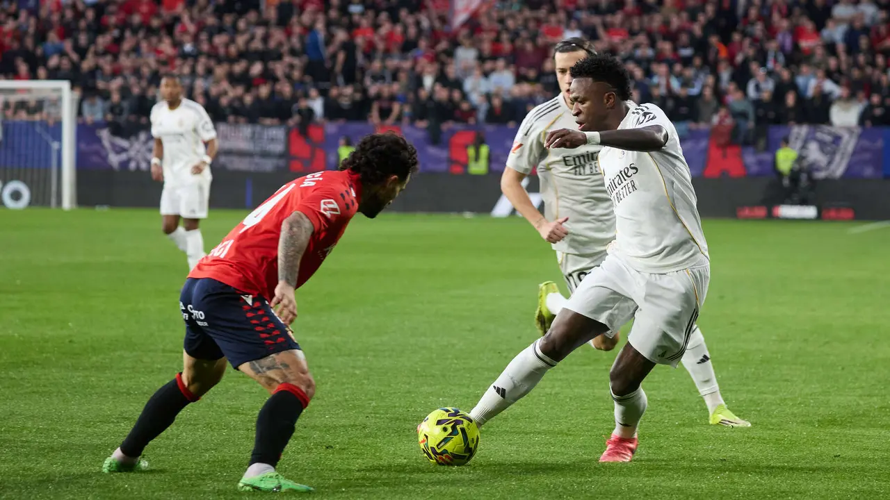 Rub&eacute;n Garc&iacute;a (14. CA Osasuna) y Vin&iacute;cius J&uacute;nior (7. Real Madrid CF) durante el partido de La Liga EA Sports entre CA Osasuna y Real Madrid CF disputado en el estadio de El Sadar en Pamplona. I&Ntilde;IGO ALZUGARAY