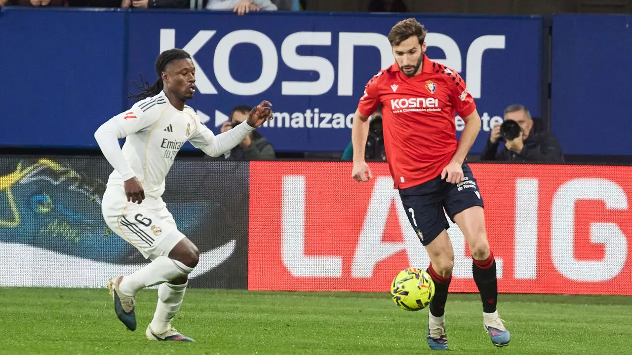 Eduardo Camavinga (6. Real Madrid CF) y Jon Moncayola (7. CA Osasuna) durante el partido de La Liga EA Sports entre CA Osasuna y Real Madrid CF disputado en el estadio de El Sadar en Pamplona. I&Ntilde;IGO ALZUGARAY