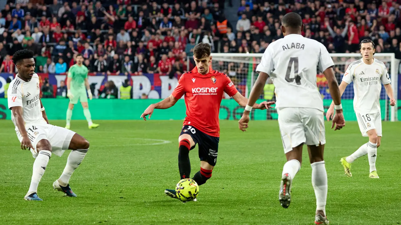 Aur&eacute;lien Tchouam&eacute;ni (14. Real Madrid CF), Aimar Oroz (10. CA Osasuna) y David Alaba (4. Real Madrid CF) durante el partido de La Liga EA Sports entre CA Osasuna y Real Madrid CF disputado en el estadio de El Sadar en Pamplona. I&Ntilde;IGO ALZUGARAY