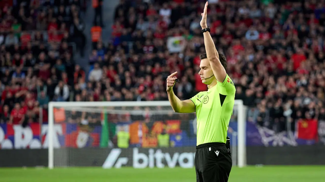 Alejandro Quintero Gonz&aacute;lez (&aacute;rbitro del partido) durante el partido de La Liga EA Sports entre CA Osasuna y Real Madrid CF disputado en el estadio de El Sadar en Pamplona. I&Ntilde;IGO ALZUGARAY