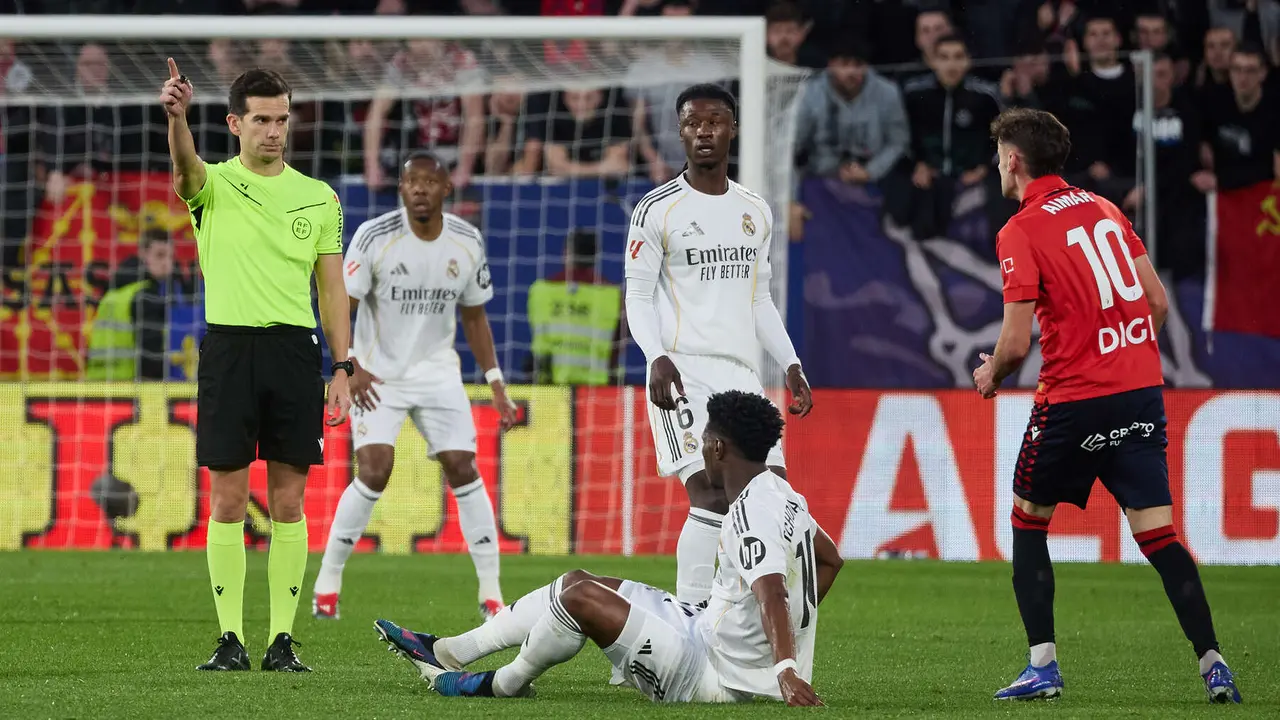 Alejandro Quintero Gonz&aacute;lez (&aacute;rbitro del partido), Eduardo Camavinga (6. Real Madrid CF), Aur&eacute;lien Tchouam&eacute;ni (14. Real Madrid CF) y Aimar Oroz (10. CA Osasuna) durante el partido de La Liga EA Sports entre CA Osasuna y Real Madrid CF disputado en el estadio de El Sadar en Pamplona. I&Ntilde;IGO ALZUGARAY