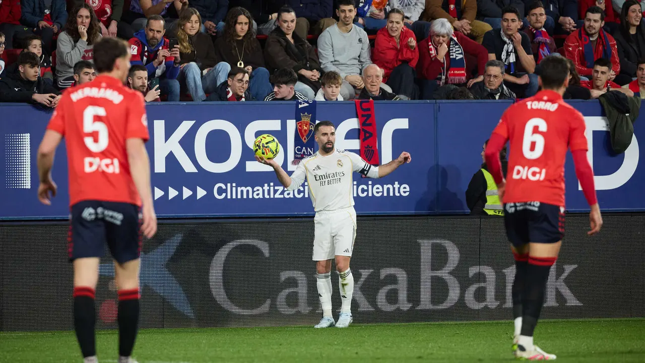 Dani Carvajal (2. Real Madrid CF) durante el partido de La Liga EA Sports entre CA Osasuna y Real Madrid CF disputado en el estadio de El Sadar en Pamplona. I&Ntilde;IGO ALZUGARAY