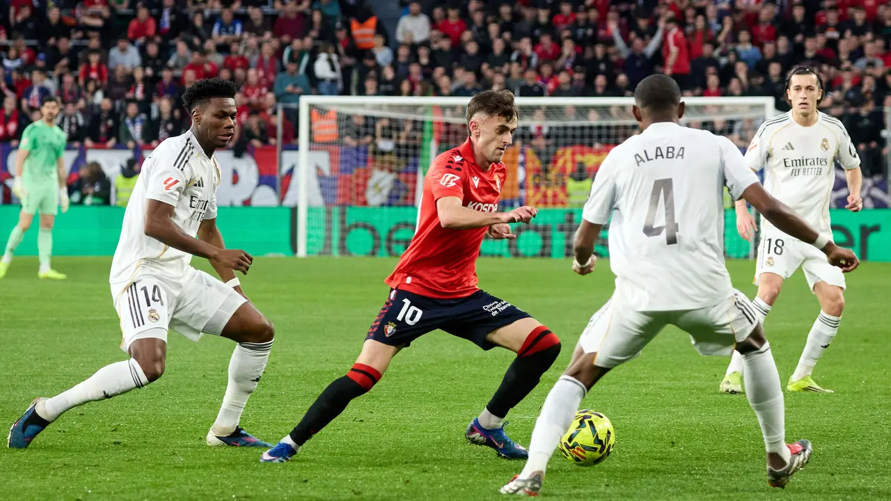 Aur&eacute;lien Tchouam&eacute;ni (14. Real Madrid CF), Aimar Oroz (10. CA Osasuna) y David Alaba (4. Real Madrid CF) durante el partido de La Liga EA Sports entre CA Osasuna y Real Madrid CF disputado en el estadio de El Sadar en Pamplona. I&Ntilde;IGO ALZUGARAY