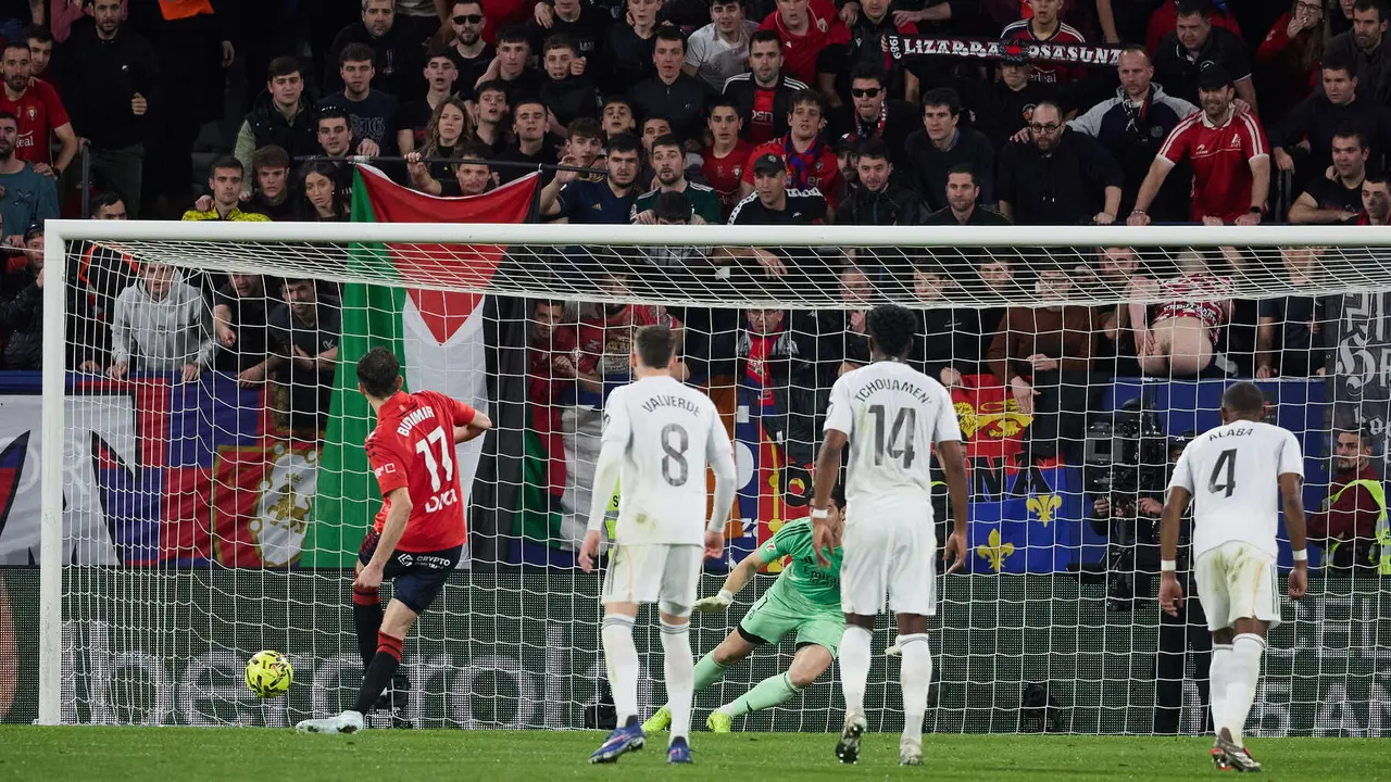 Los jugadores de Osasuna celebran el gol de Ante Budimir (1-0) durante el partido de La Liga EA Sports entre CA Osasuna y Real Madrid CF disputado en el estadio de El Sadar en Pamplona. I&Ntilde;IGO ALZUGARAY