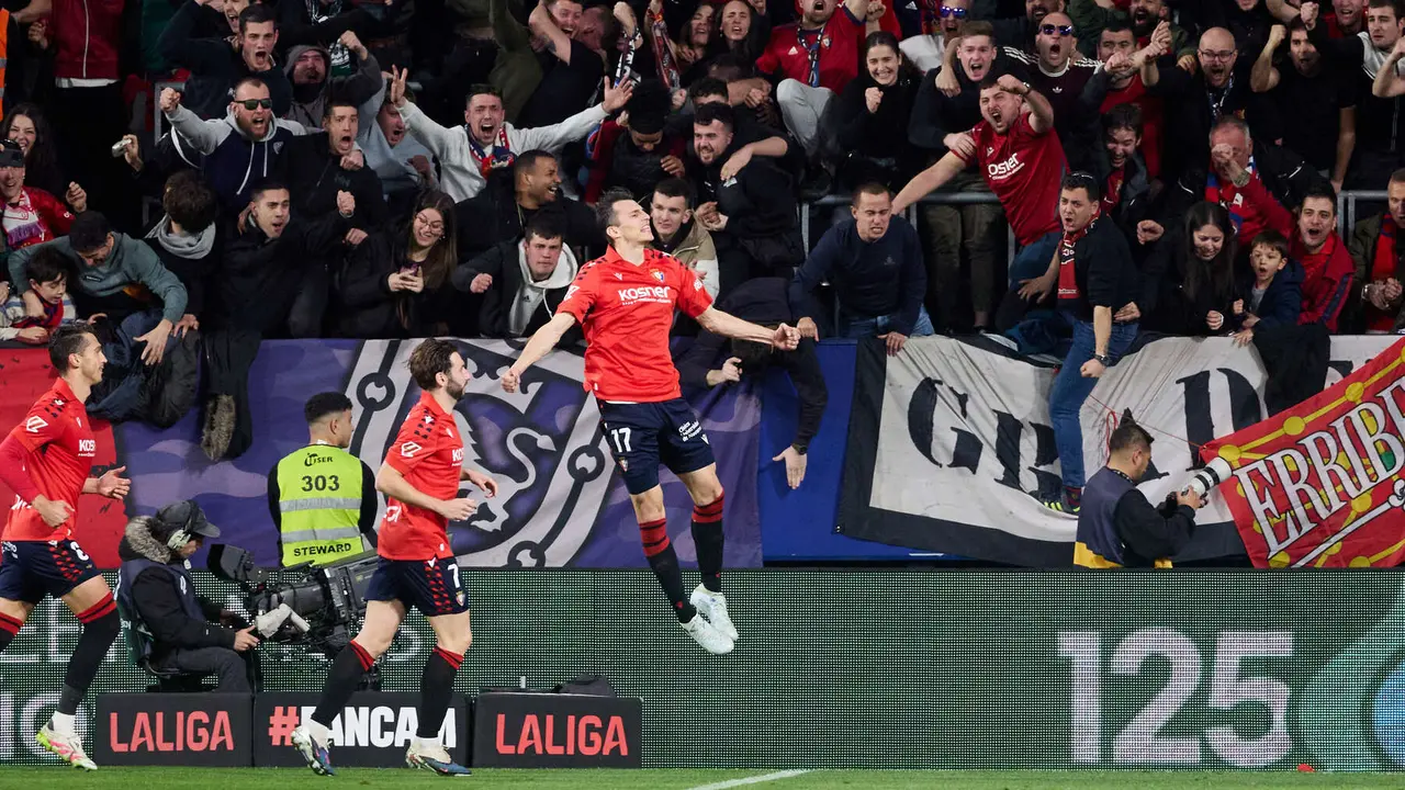 Los jugadores de Osasuna celebran el gol de Ante Budimir (1-0) durante el partido de La Liga EA Sports entre CA Osasuna y Real Madrid CF disputado en el estadio de El Sadar en Pamplona. I&Ntilde;IGO ALZUGARAY