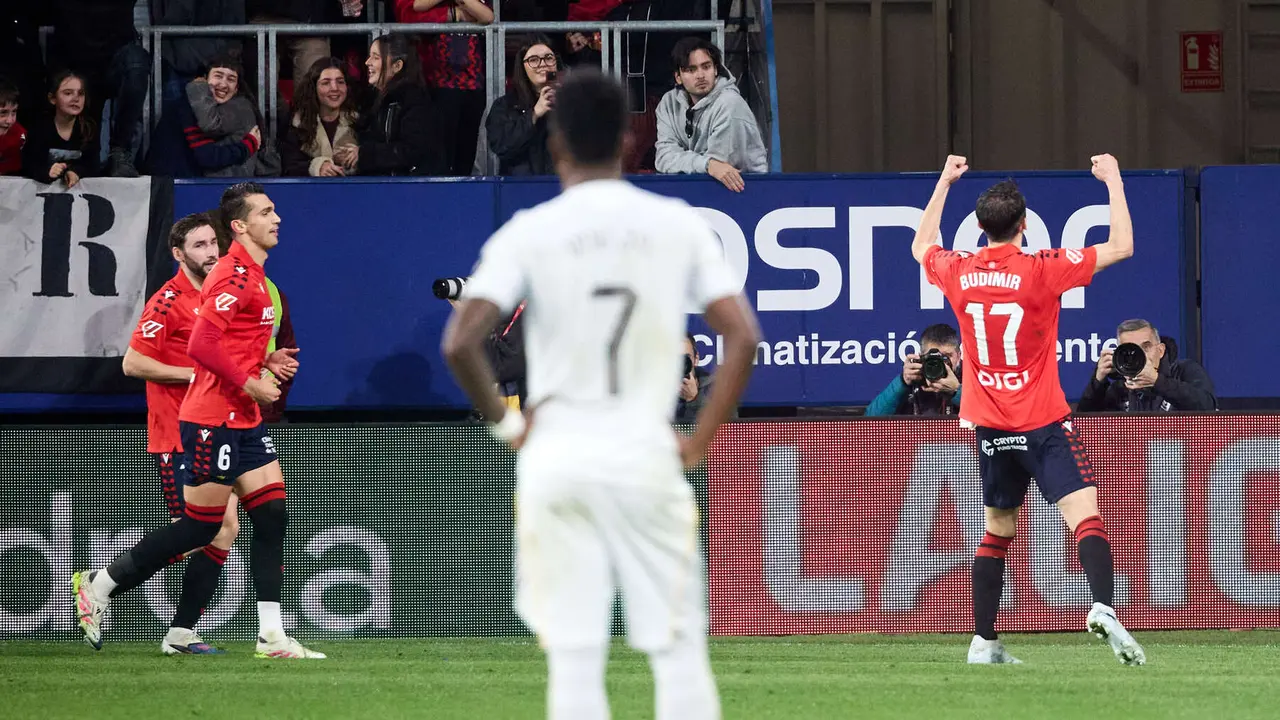 Los jugadores de Osasuna celebran el gol de Ante Budimir (1-0) durante el partido de La Liga EA Sports entre CA Osasuna y Real Madrid CF disputado en el estadio de El Sadar en Pamplona. I&Ntilde;IGO ALZUGARAY