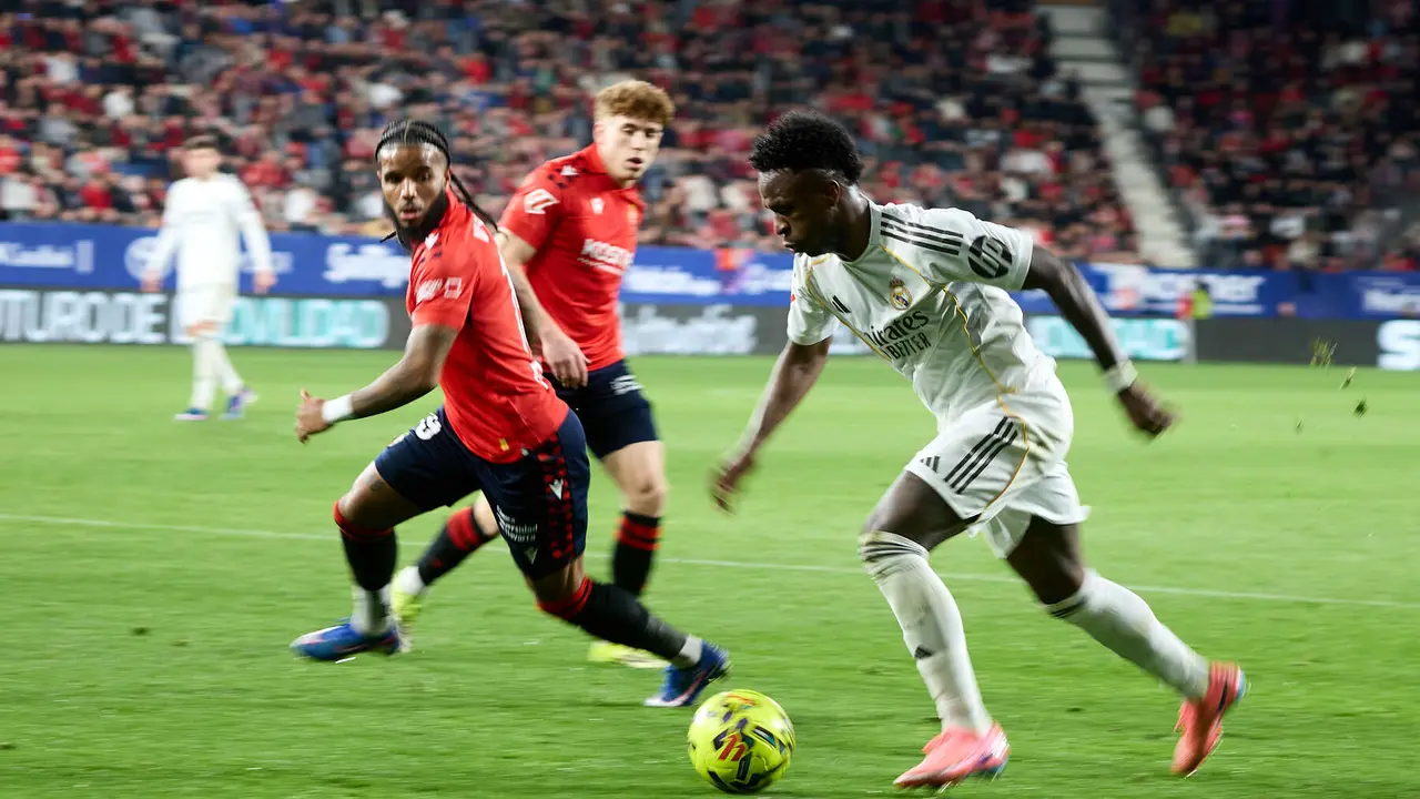 Valentin Rosier (19. CA Osasuna) y Vin&iacute;cius J&uacute;nior (7. Real Madrid CF) durante el partido de La Liga EA Sports entre CA Osasuna y Real Madrid CF disputado en el estadio de El Sadar en Pamplona. I&Ntilde;IGO ALZUGARAY