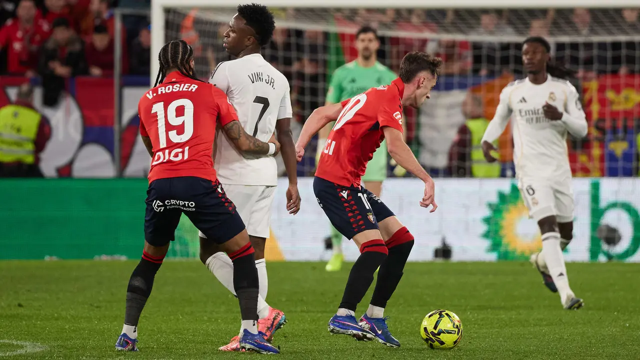 Valentin Rosier (19. CA Osasuna), Vin&iacute;cius J&uacute;nior (7. Real Madrid CF) y Aimar Oroz (10. CA Osasuna) durante el partido de La Liga EA Sports entre CA Osasuna y Real Madrid CF disputado en el estadio de El Sadar en Pamplona. I&Ntilde;IGO ALZUGARAY