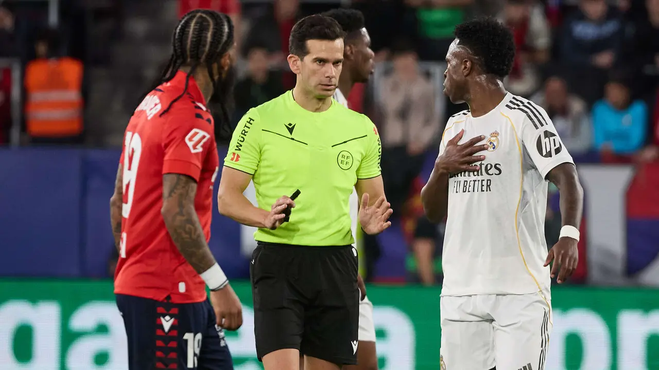 Valentin Rosier (19. CA Osasuna), Alejandro Quintero Gonz&aacute;lez (&aacute;rbitro del partido) y Vin&iacute;cius J&uacute;nior (7. Real Madrid CF) durante el partido de La Liga EA Sports entre CA Osasuna y Real Madrid CF disputado en el estadio de El Sadar en Pamplona. I&Ntilde;IGO ALZUGARAY
