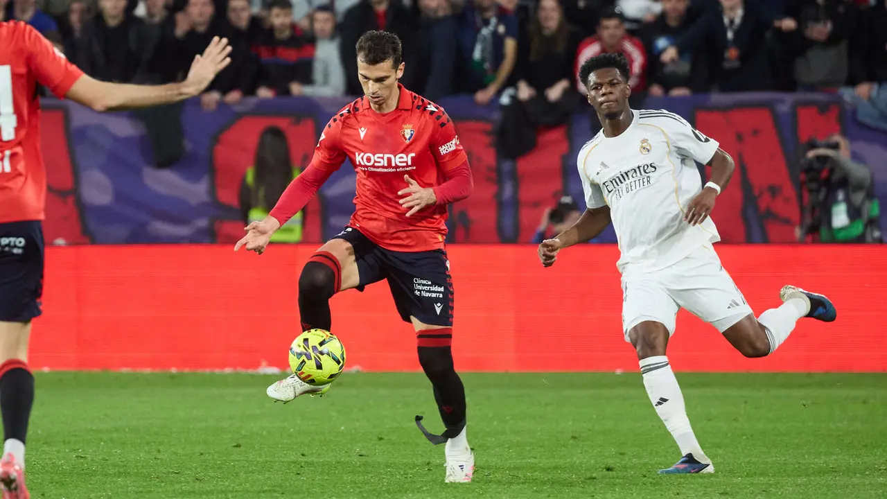 Lucas Torr&oacute; (6. CA Osasuna) y Aur&eacute;lien Tchouam&eacute;ni (14. Real Madrid CF) durante el partido de La Liga EA Sports entre CA Osasuna y Real Madrid CF disputado en el estadio de El Sadar en Pamplona. I&Ntilde;IGO ALZUGARAY