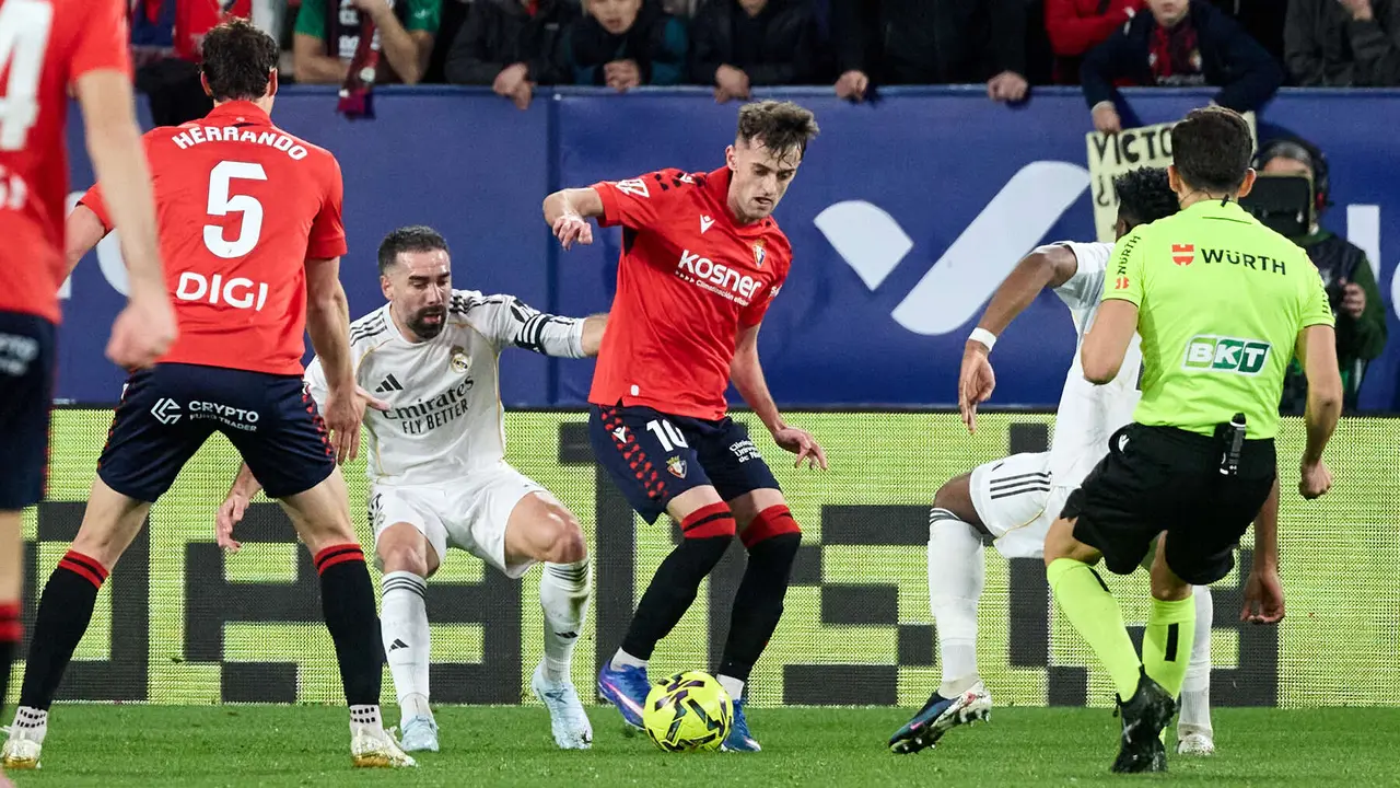 Dani Carvajal (2. Real Madrid CF) y Aimar Oroz (10. CA Osasuna) durante el partido de La Liga EA Sports entre CA Osasuna y Real Madrid CF disputado en el estadio de El Sadar en Pamplona. I&Ntilde;IGO ALZUGARAY