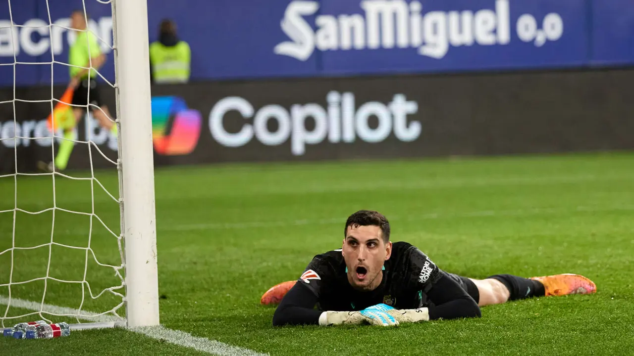 Sergio Herrera (1. CA Osasuna) durante el partido de La Liga EA Sports entre CA Osasuna y Real Madrid CF disputado en el estadio de El Sadar en Pamplona. I&Ntilde;IGO ALZUGARAY