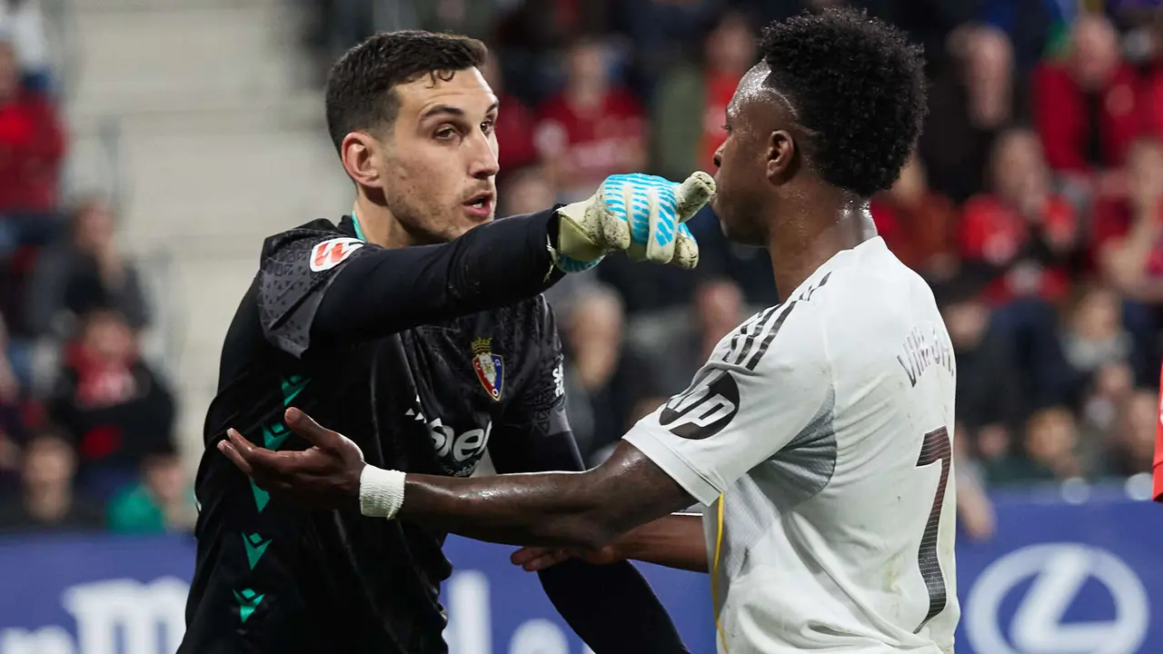 Sergio Herrera (1. CA Osasuna) y Vin&iacute;cius J&uacute;nior (7. Real Madrid CF) durante el partido de La Liga EA Sports entre CA Osasuna y Real Madrid CF disputado en el estadio de El Sadar en Pamplona. I&Ntilde;IGO ALZUGARAY
