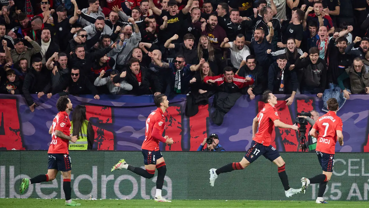 Los jugadores de Osasuna celebran el gol de Ante Budimir (1-0) durante el partido de La Liga EA Sports entre CA Osasuna y Real Madrid CF disputado en el estadio de El Sadar en Pamplona. I&Ntilde;IGO ALZUGARAY