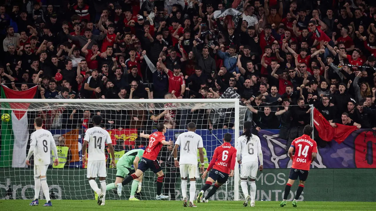 Los jugadores de Osasuna celebran el gol de Ante Budimir (1-0) durante el partido de La Liga EA Sports entre CA Osasuna y Real Madrid CF disputado en el estadio de El Sadar en Pamplona. I&Ntilde;IGO ALZUGARAY
