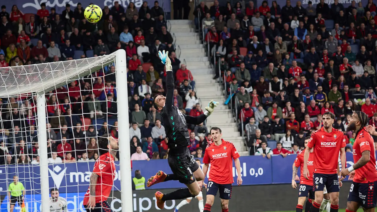 Sergio Herrera (1. CA Osasuna) durante el partido de La Liga EA Sports entre CA Osasuna y Real Madrid CF disputado en el estadio de El Sadar en Pamplona. I&Ntilde;IGO ALZUGARAY
