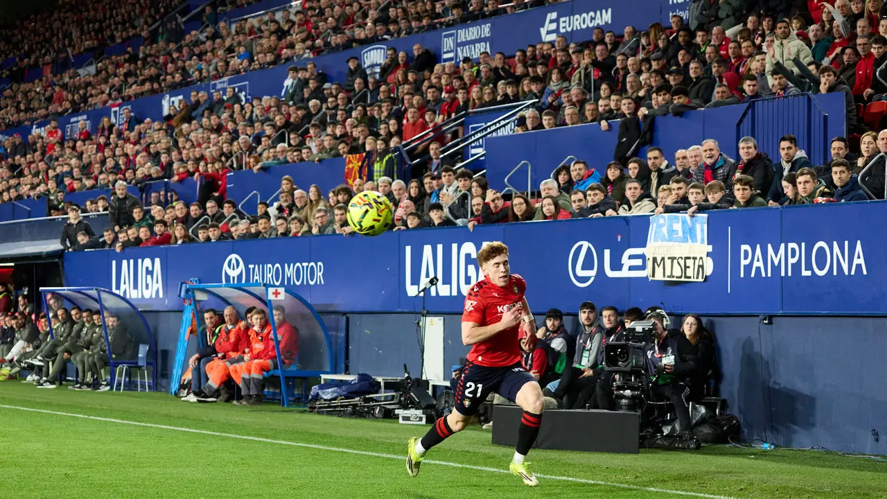 V&iacute;ctor Mu&ntilde;oz (21. CA Osasuna) durante el partido de La Liga EA Sports entre CA Osasuna y Real Madrid CF disputado en el estadio de El Sadar en Pamplona. I&Ntilde;IGO ALZUGARAY