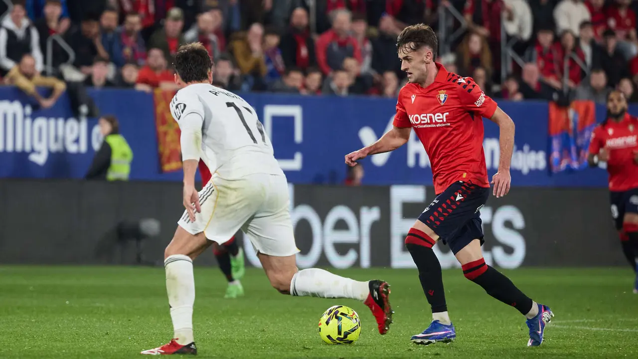 Ra&uacute;l Asencio (17. Real Madrid CF) y Aimar Oroz (10. CA Osasuna) durante el partido de La Liga EA Sports entre CA Osasuna y Real Madrid CF disputado en el estadio de El Sadar en Pamplona. I&Ntilde;IGO ALZUGARAY