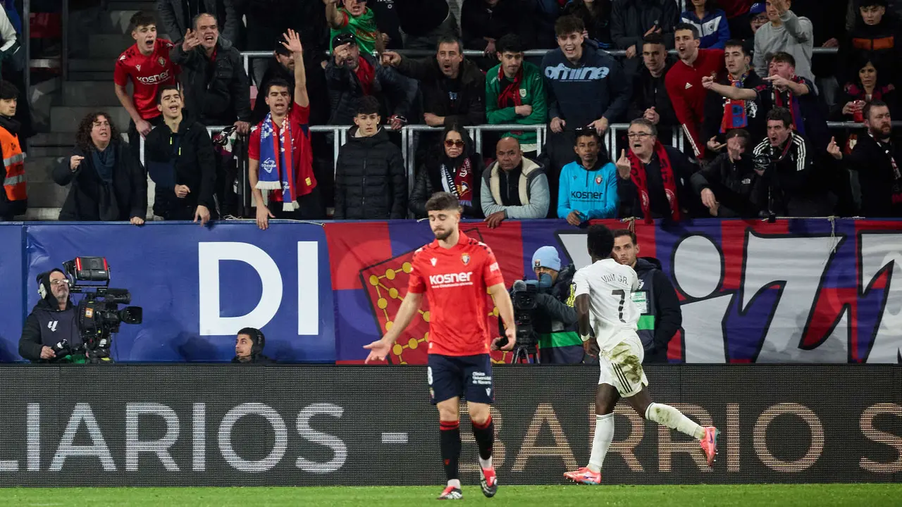 Los jugadores del Real Madrid CF celebran el gol de Vin&iacute;cius J&uacute;nior (1-1) durante el partido de La Liga EA Sports entre CA Osasuna y Real Madrid CF disputado en el estadio de El Sadar en Pamplona. I&Ntilde;IGO ALZUGARAY