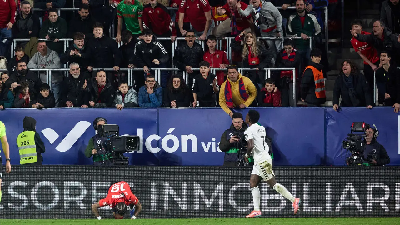 Los jugadores del Real Madrid CF celebran el gol de Vin&iacute;cius J&uacute;nior (1-1) durante el partido de La Liga EA Sports entre CA Osasuna y Real Madrid CF disputado en el estadio de El Sadar en Pamplona. I&Ntilde;IGO ALZUGARAY